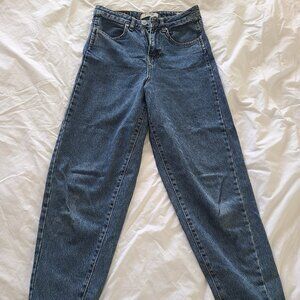 Dark blue jeans.  Perfectly narrowed to the bottom.  100% cotton, size 26. Hit m